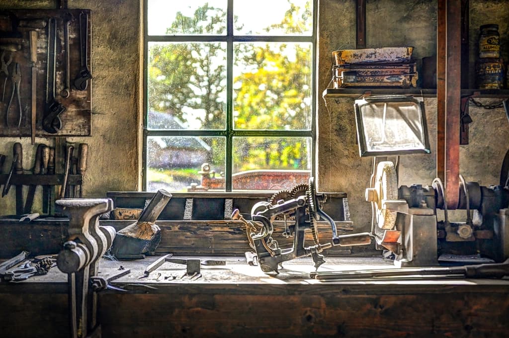 Un artisan dans son atelier de menuiserie