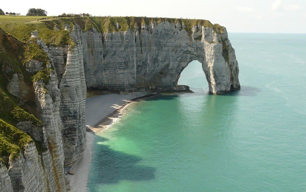 L'arche naturelle d'Étretat et son aiguille, sur une mer turquoise.
