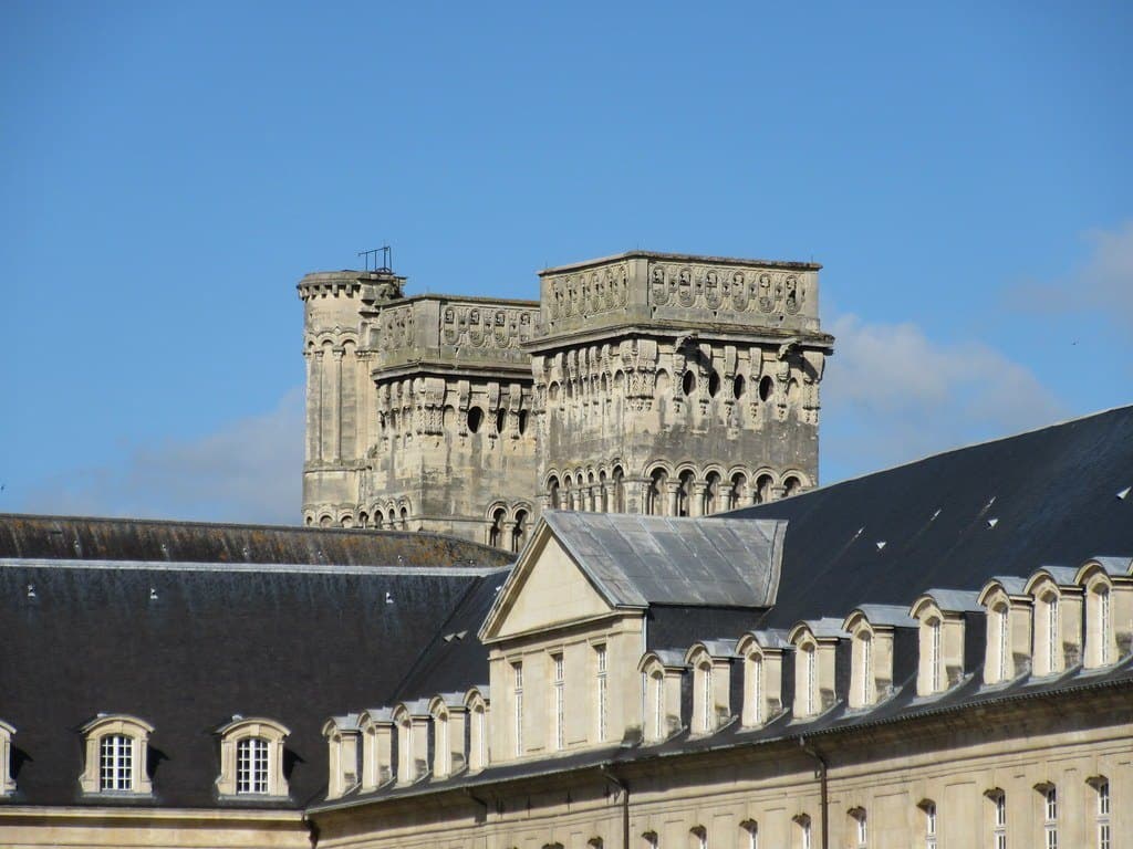 La façade de l'Abbaye aux Dames, à Caen.